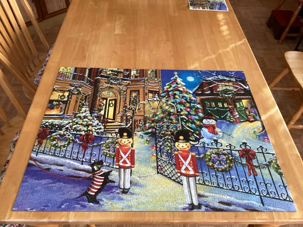 Holiday House - White Mountain puzzle collectible - Main Image 4