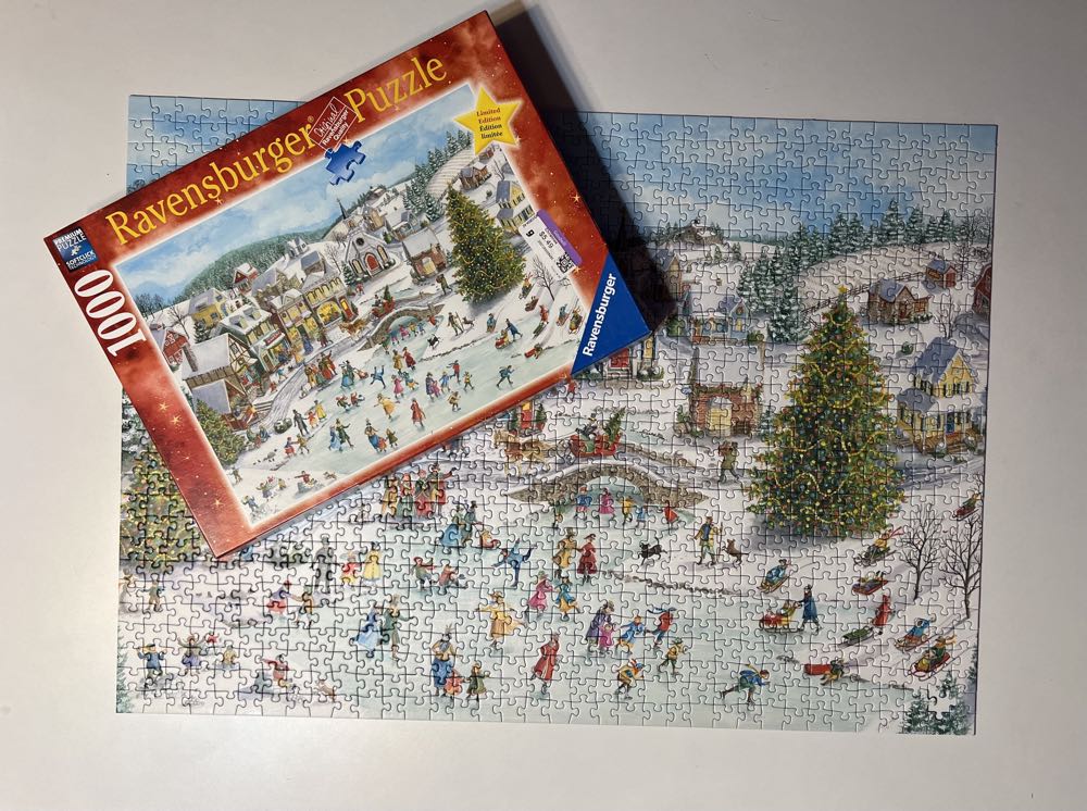 Playful Christmas Day - Ravensburger puzzle collectible [Barcode 4005556152902] - Main Image 3