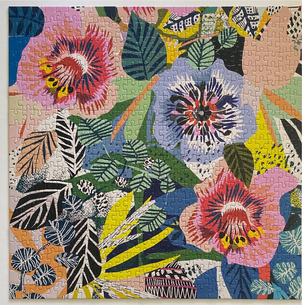 Lost In The Garden - Galison puzzle collectible [Barcode 9780735368514] - Main Image 2