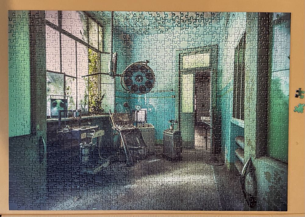 The Madhouse - Ravenburger puzzle collectible [Barcode 4005556170982] - Main Image 2