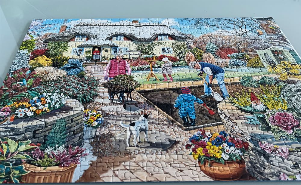 Grandad’s Garden - Ravensburger puzzle collectible [Barcode 4005556171439] - Main Image 4