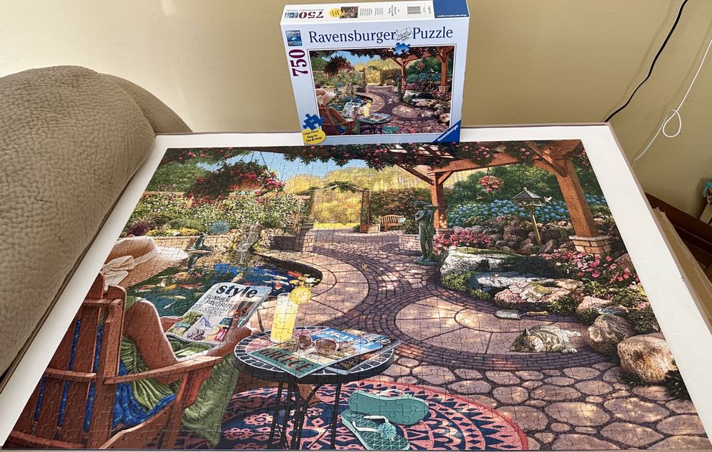 Cozy - Backyard Bliss - Ravensburger puzzle collectible [Barcode 4005556169412] - Main Image 3