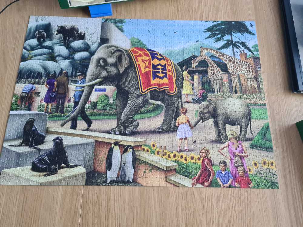 *A DAY at The Zoo. 😁 COMPLETED 06/02/2022 - Falcon de luxe puzzle collectible [Barcode 8710126111055] - Main Image 2