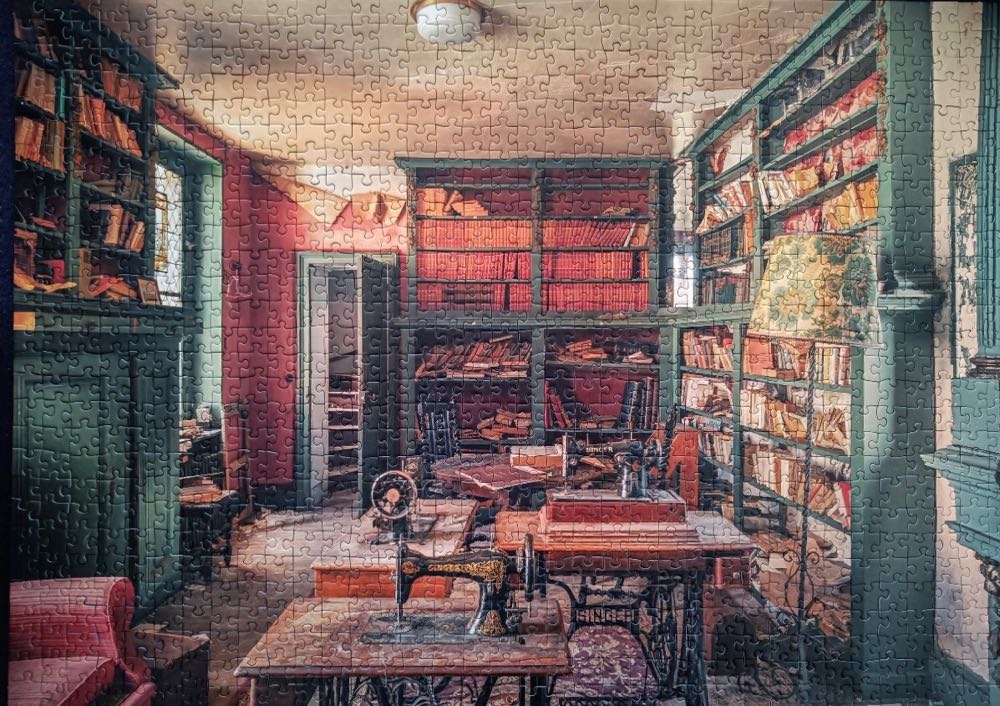 Lost places - The Housekeeper’s Room - Ravensburger puzzle collectible [Barcode 4005556171019] - Main Image 3