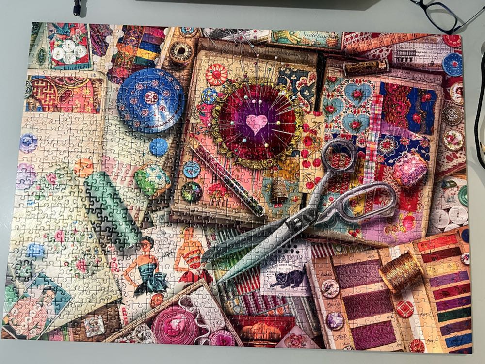 Vintage Dress Making - Ravensburger puzzle collectible [Barcode 4005556169283] - Main Image 2