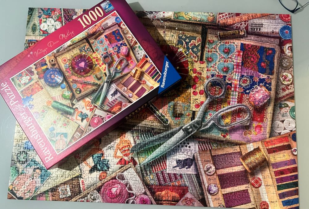 Vintage Dress Making - Ravensburger puzzle collectible [Barcode 4005556169283] - Main Image 4