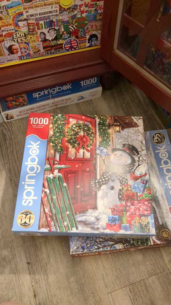 Delivering Gifts - Springbok puzzle collectible [Barcode 091683110308] - Main Image 2