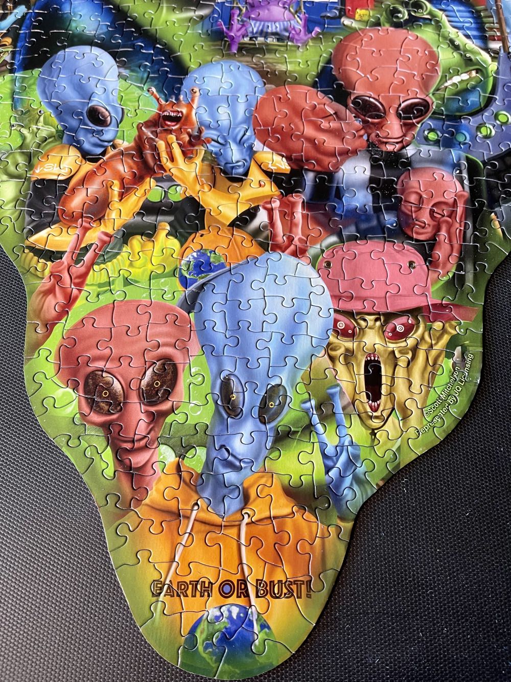 Roswell This Way Special Shape UFO - SunsOut 🇺🇸 puzzle collectible [Barcode 796780950672] - Main Image 4