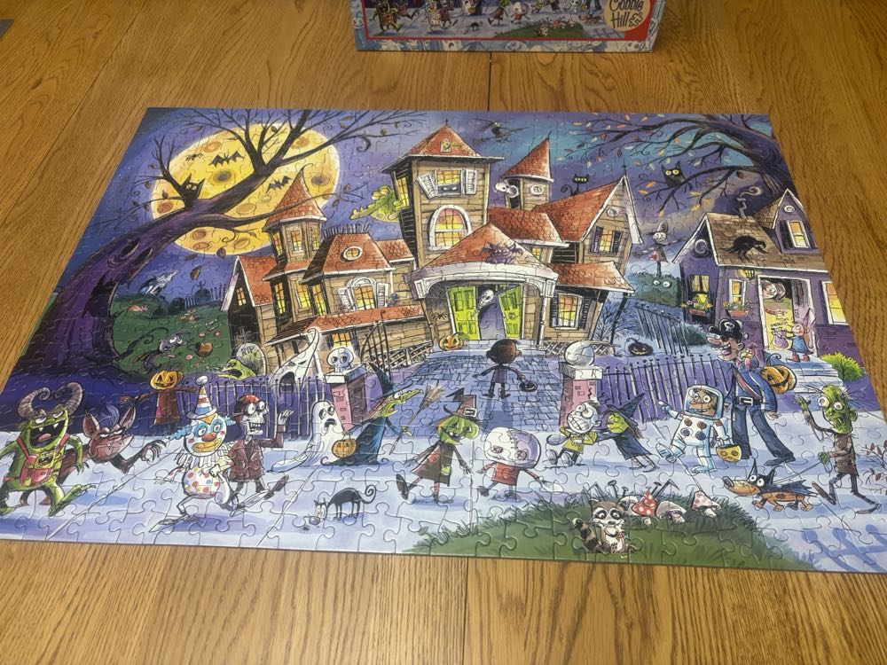 Haunted House - Cobble Hill puzzle collectible [Barcode 625012535519] - Main Image 3