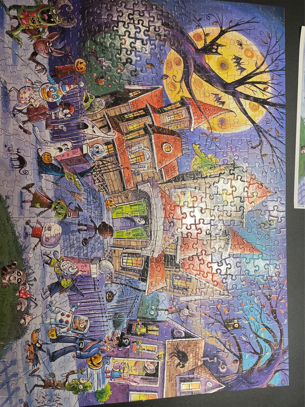 Haunted House - Cobble Hill puzzle collectible [Barcode 625012535519] - Main Image 4