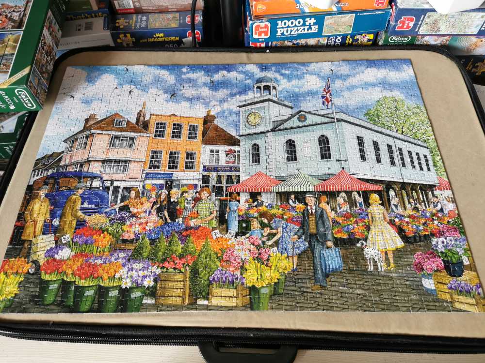 Seasons in the Village - Falcon de luxe puzzle collectible [Barcode 8710126112267] - Main Image 2