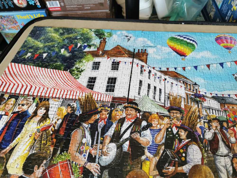 Seasons in the Village - Falcon de luxe puzzle collectible [Barcode 8710126112267] - Main Image 3