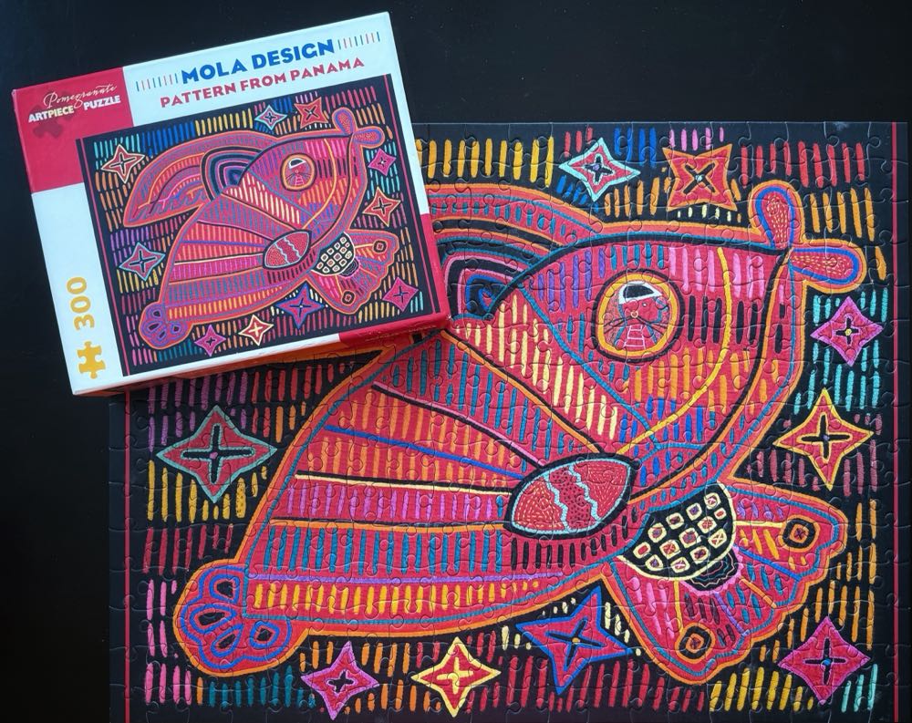 Mola Design : Pattern from Panama* - Pomegranate puzzle collectible [Barcode 9780764975646] - Main Image 3