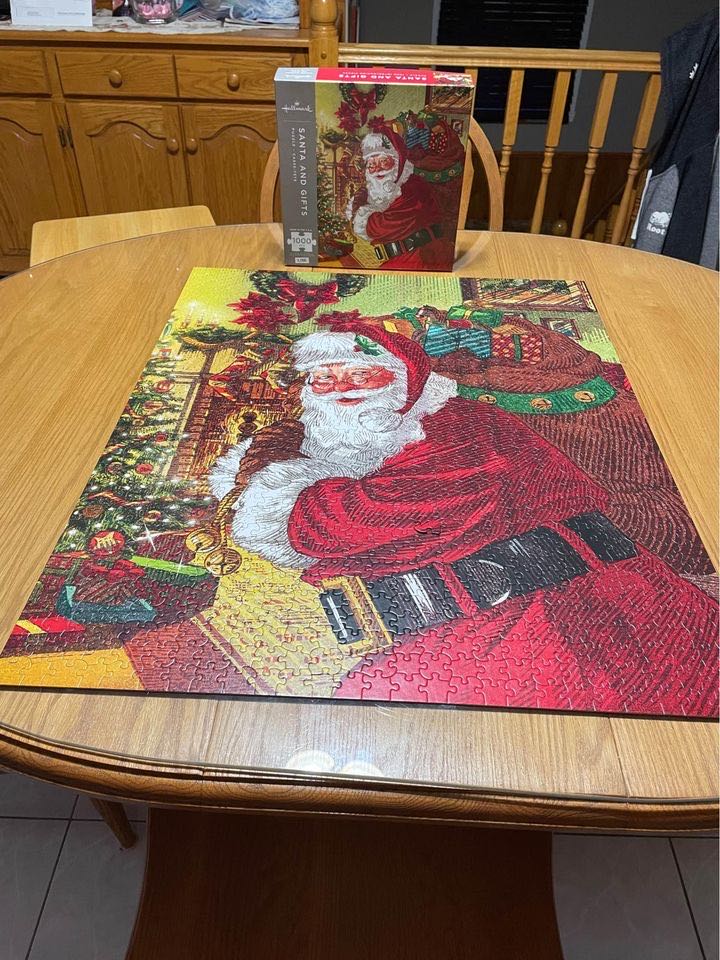 Santa and Gifts - Hallmark 🇺🇸 puzzle collectible [Barcode 763795653034] - Main Image 3