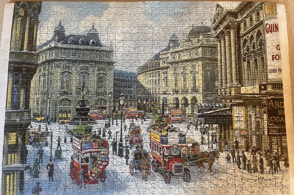 Piccadilly Circus, London - Ravensburger puzzle collectible [Barcode 4005556157792] - Main Image 2