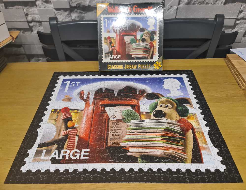 Wallace And Gromit Cracking Christmas 1ST CLASS STAMP - Cheatwell Games puzzle collectible [Barcode 5015766050300] - Main Image 3