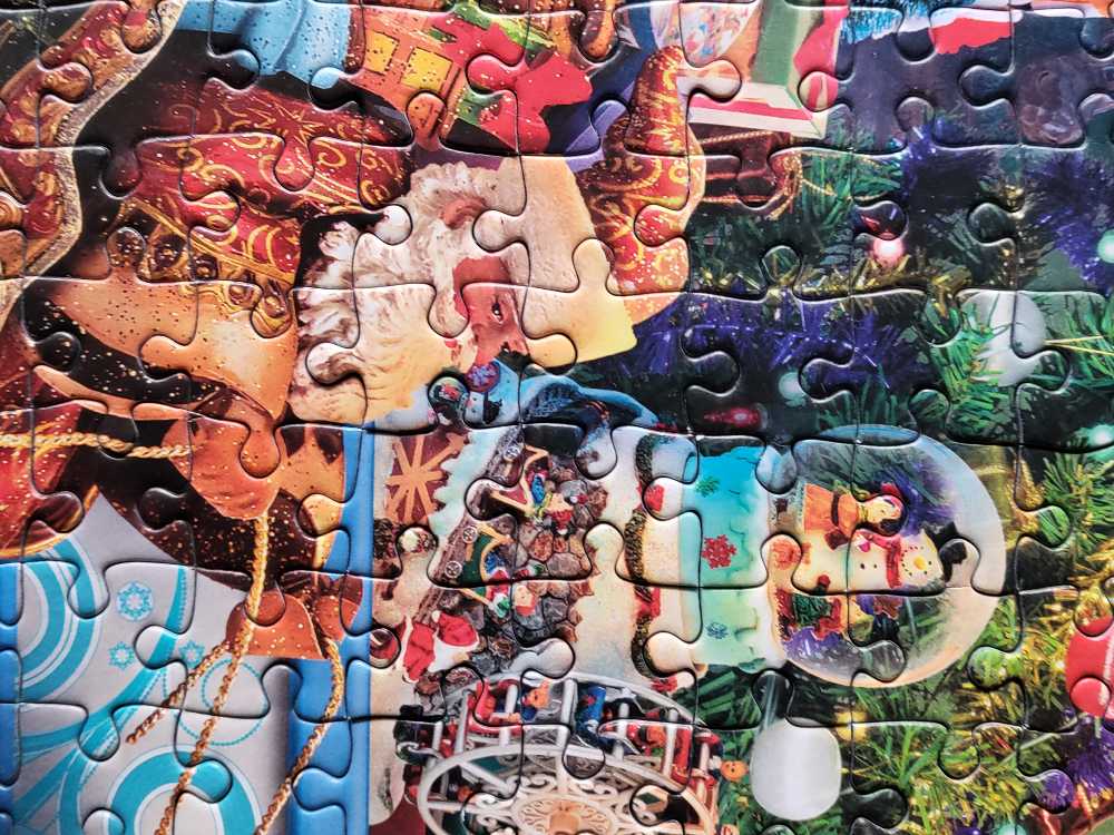 Christmas Emporium - Gibsons puzzle collectible [Barcode 5012269063288] - Main Image 3