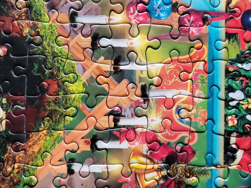 Christmas Emporium - Gibsons puzzle collectible [Barcode 5012269063288] - Main Image 4