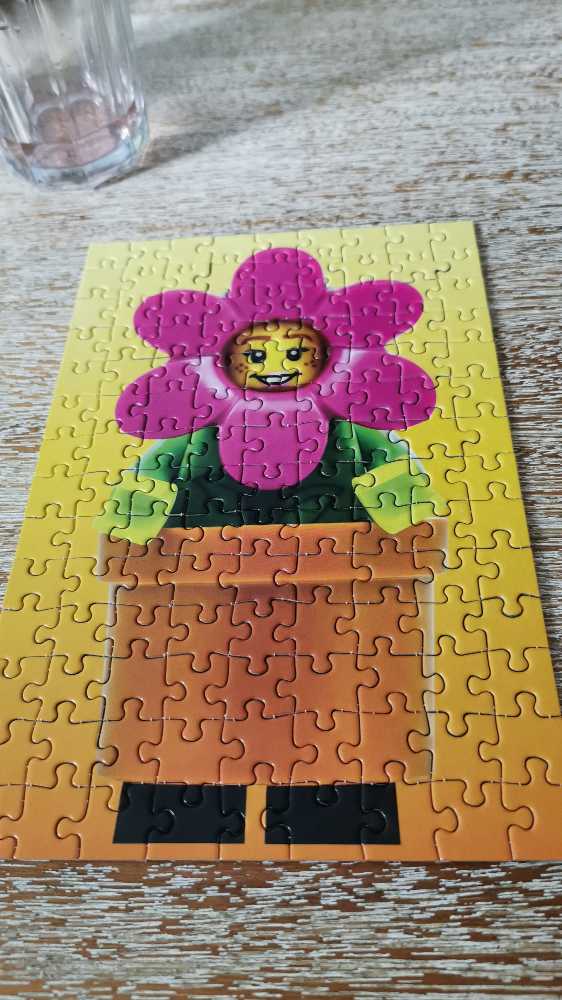 Lego Mystery Minifigure Mini Puzzle Red Edition - Chronicle Books puzzle collectible [Barcode 9781797211206] - Main Image 2
