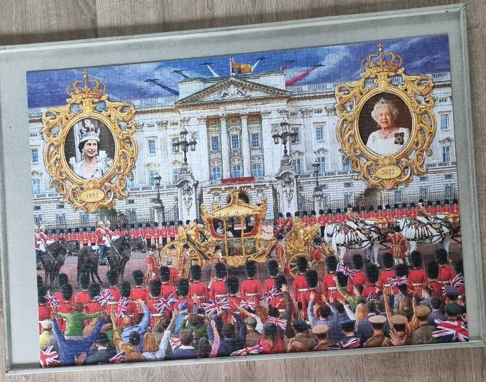 The Queen’s Platinum Jubilee - Falcon de luxe puzzle collectible [Barcode 8710126113714] - Main Image 2