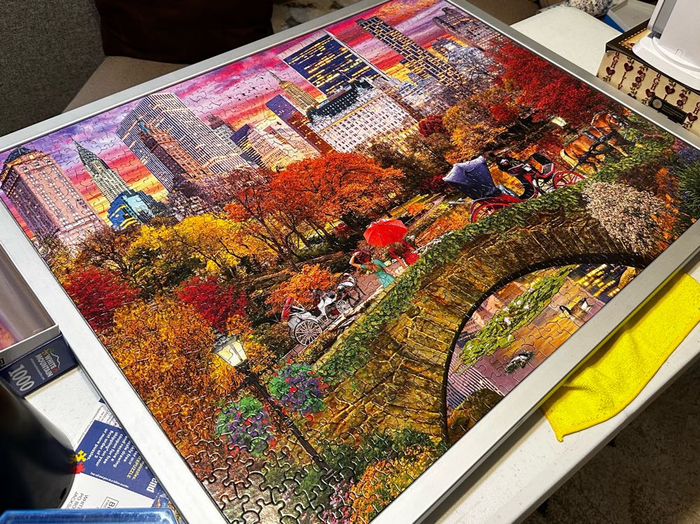 Central Park - White Mountain Puzzles puzzle collectible [Barcode 724819265817] - Main Image 2