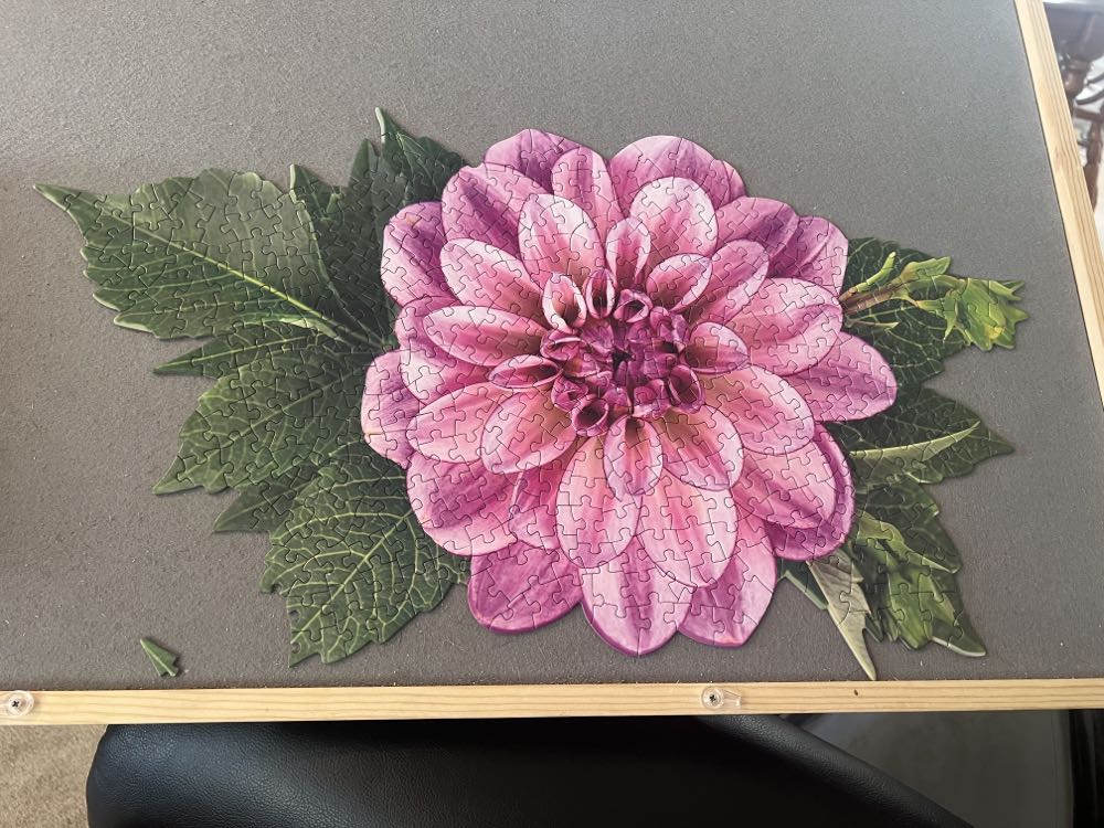 I Am Dahlia - Madd Capp Puzzles puzzle collectible [Barcode 051497283063] - Main Image 2