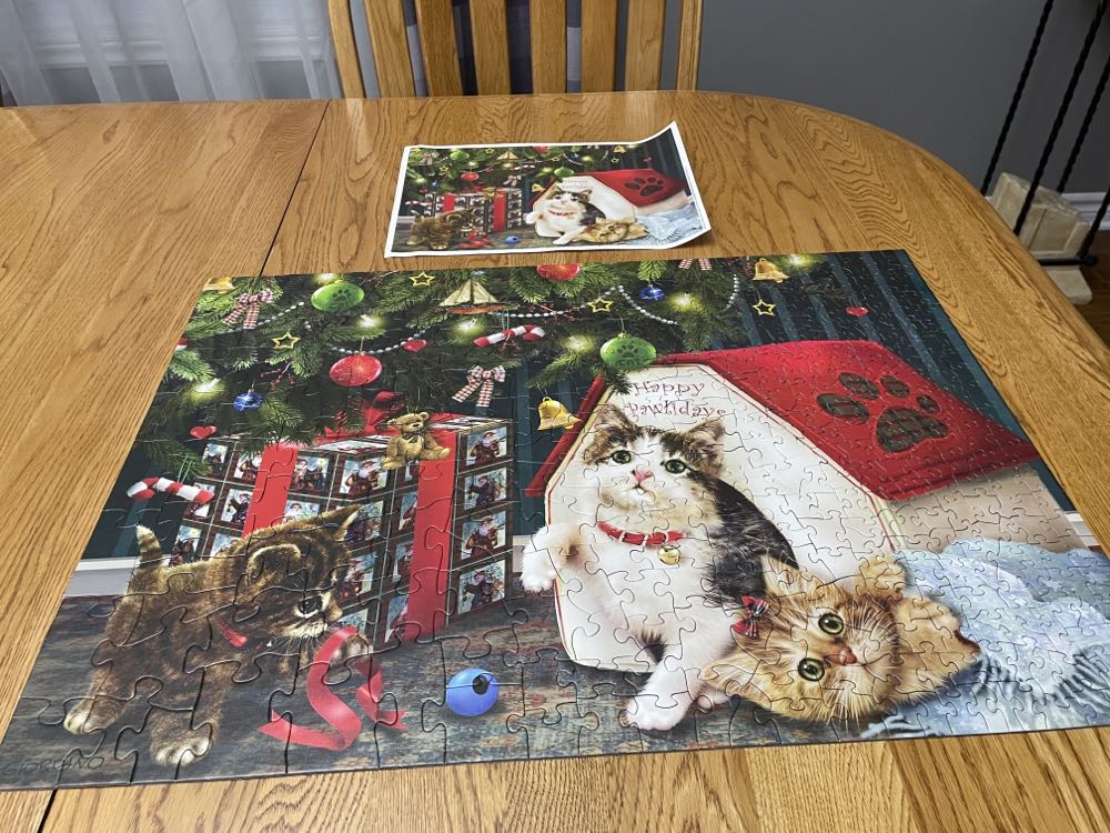 Happy Pawlidays - Cobble Hill 🇺🇸 puzzle collectible [Barcode 625012546416] - Main Image 3