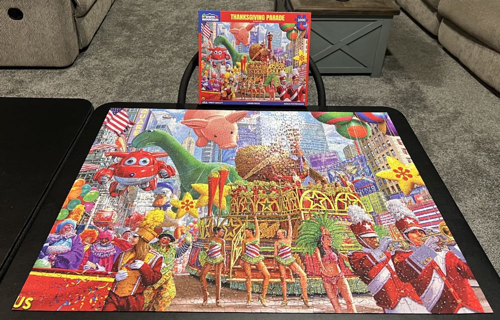 Thanksgiving Parade*% - White Mountain puzzle collectible [Barcode 724819266029] - Main Image 3