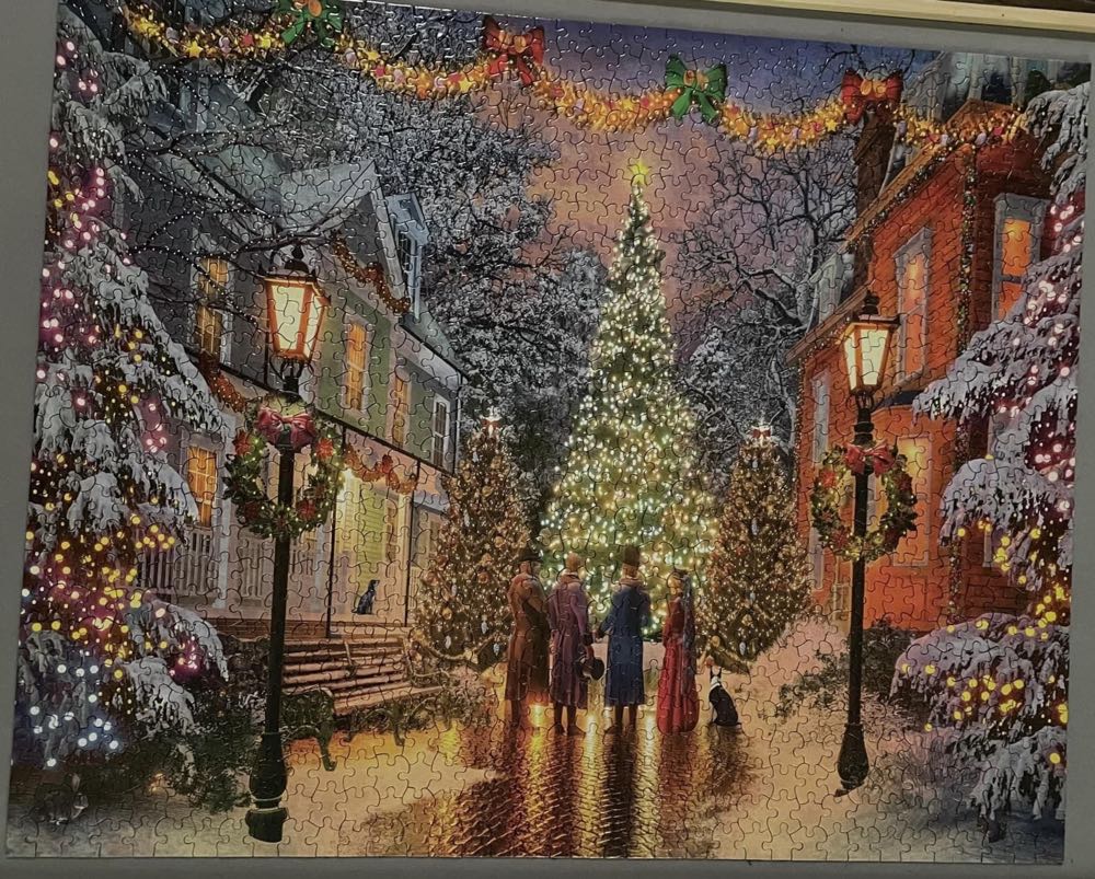 Holiday Singers - White Mountain puzzle collectible [Barcode 724819265442] - Main Image 2