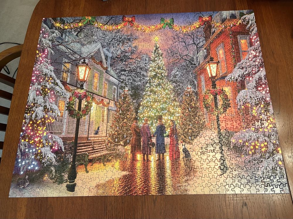 Holiday Singers - White Mountain puzzle collectible [Barcode 724819265442] - Main Image 4