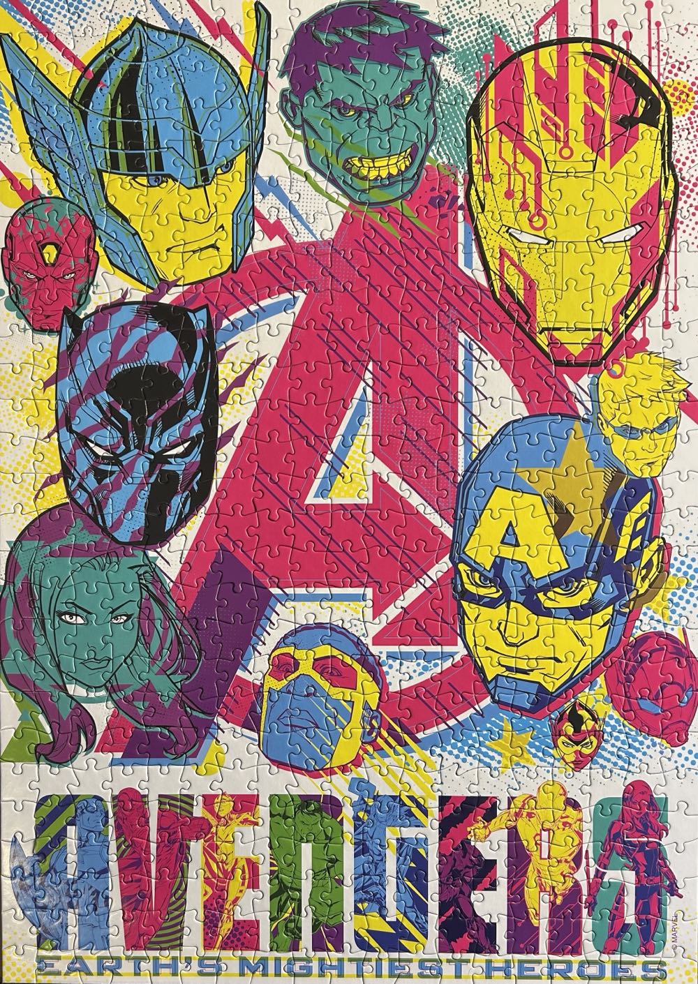 0235 Buffalo: Avengers: Earth’s Mightiest Heroes - Buffalo Games puzzle collectible - Main Image 2