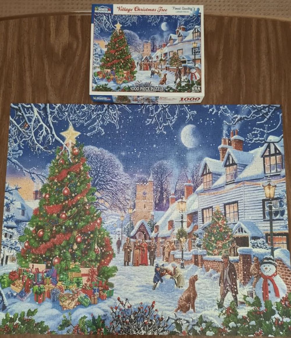 ZZ - Village Christmas Tree (SOLD) - White Mountain Puzzles puzzle collectible [Barcode 724819259700] - Main Image 3