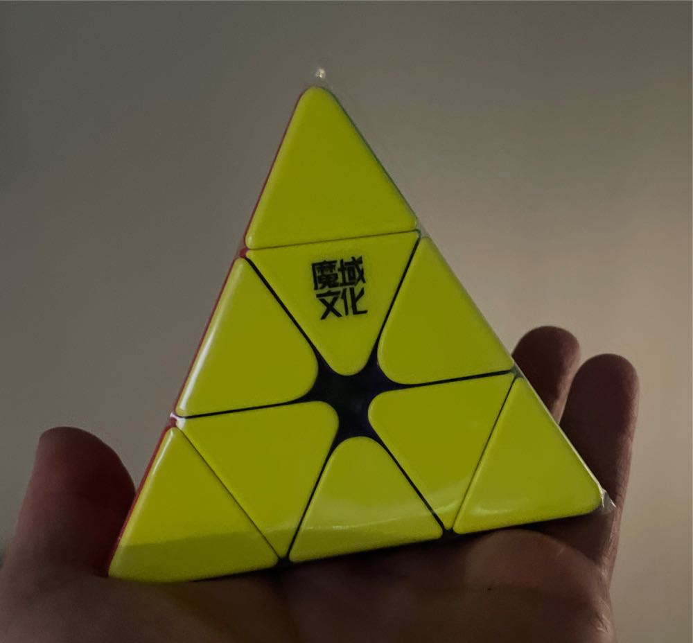 Weilong Pyraminx Maglev - MoYu puzzle collectible [Barcode 6970647060849] - Main Image 3