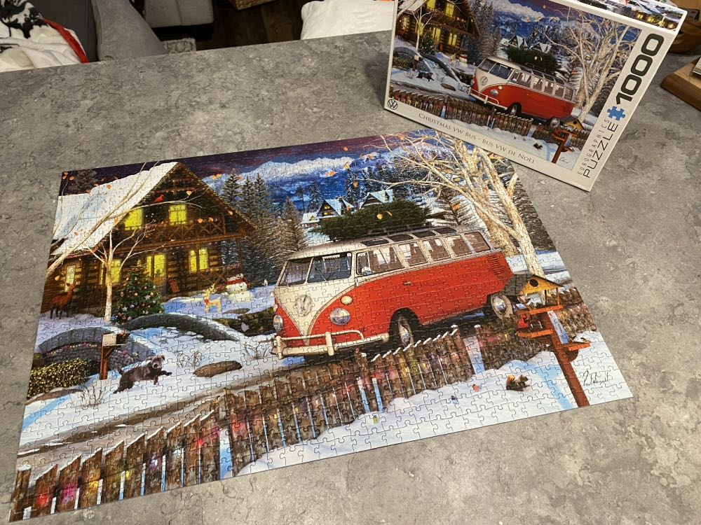 Christmas VW Bus - Eurographics 🇺🇸 puzzle collectible [Barcode 628136256643] - Main Image 2