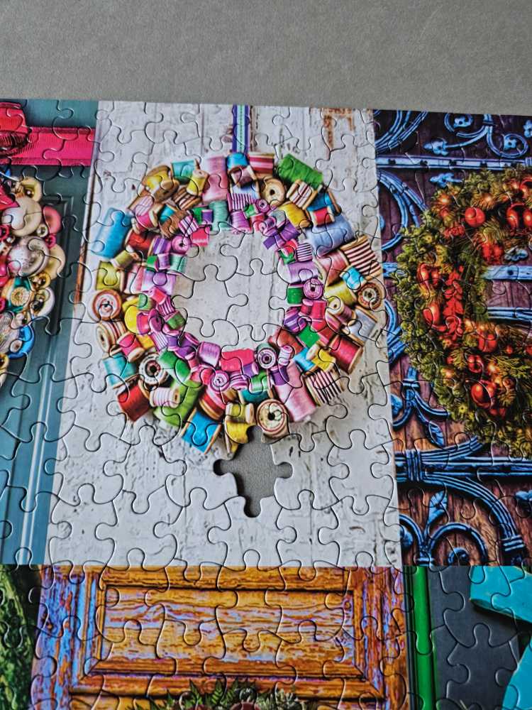 Festive Wreaths - White Mountain puzzle collectible [Barcode 724819264704] - Main Image 3