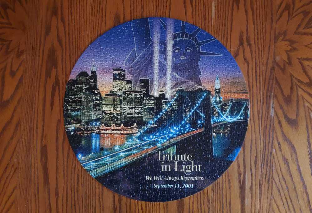 Tribute In Light - Master Pieces puzzle collectible [Barcode 705988303159] - Main Image 2