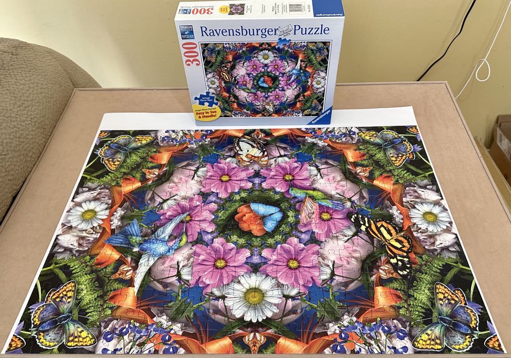 Flower Kaleidoscope • - Ravensburger puzzle collectible [Barcode 4005556135554] - Main Image 3