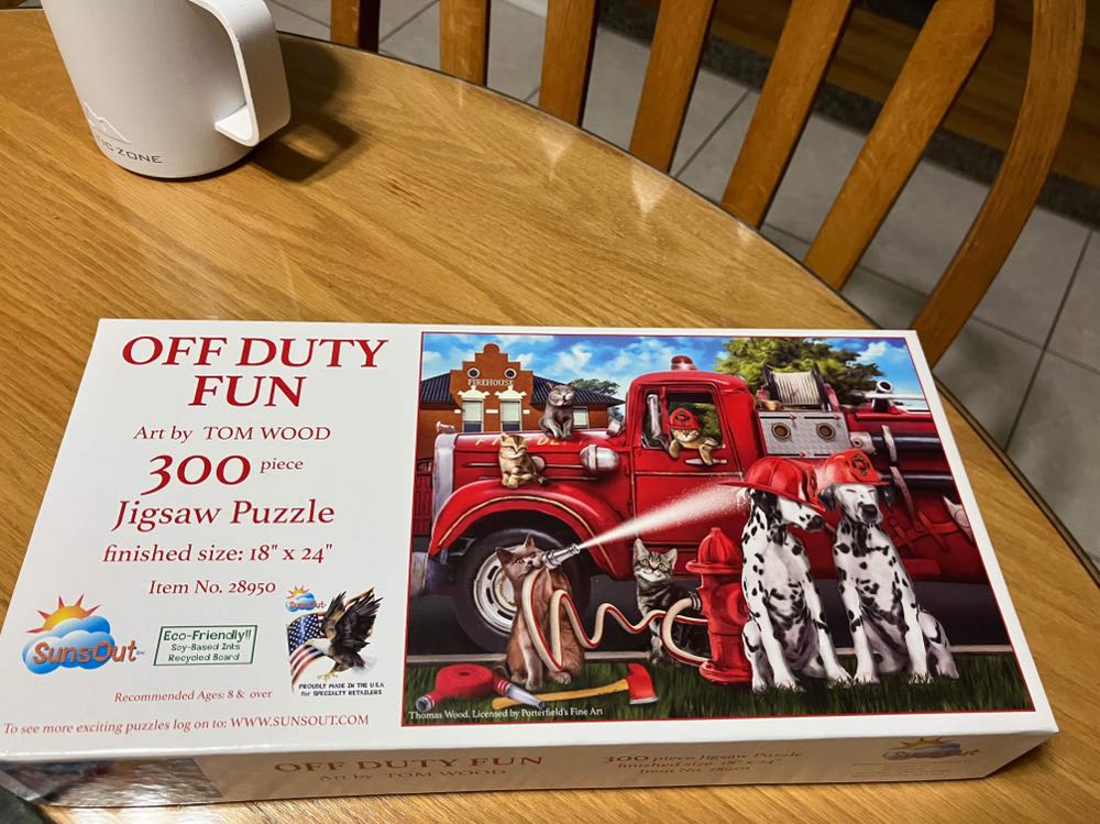 Off Duty Fun - SunsOut puzzle collectible [Barcode 796780289505] - Main Image 3
