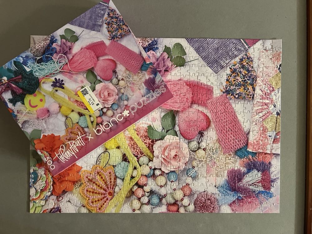 Tiffany Pratt Blanco Puzzle  - Blanc By Buffalo puzzle collectible [Barcode 079346556021] - Main Image 4