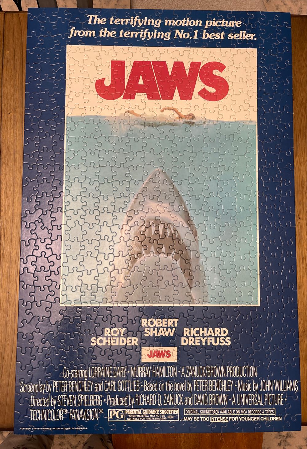 Jaws Movie Poster - Milton Bradley puzzle collectible [Barcode 032244040573] - Main Image 2