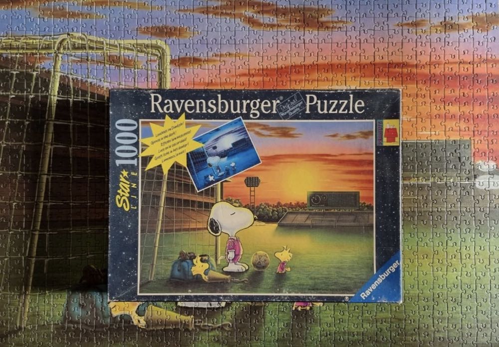 Professionals on the Ball/Snoopy And Woodstock 🟦🇨🇦 - Ravensburger puzzle collectible [Barcode 4005556160624] - Main Image 4