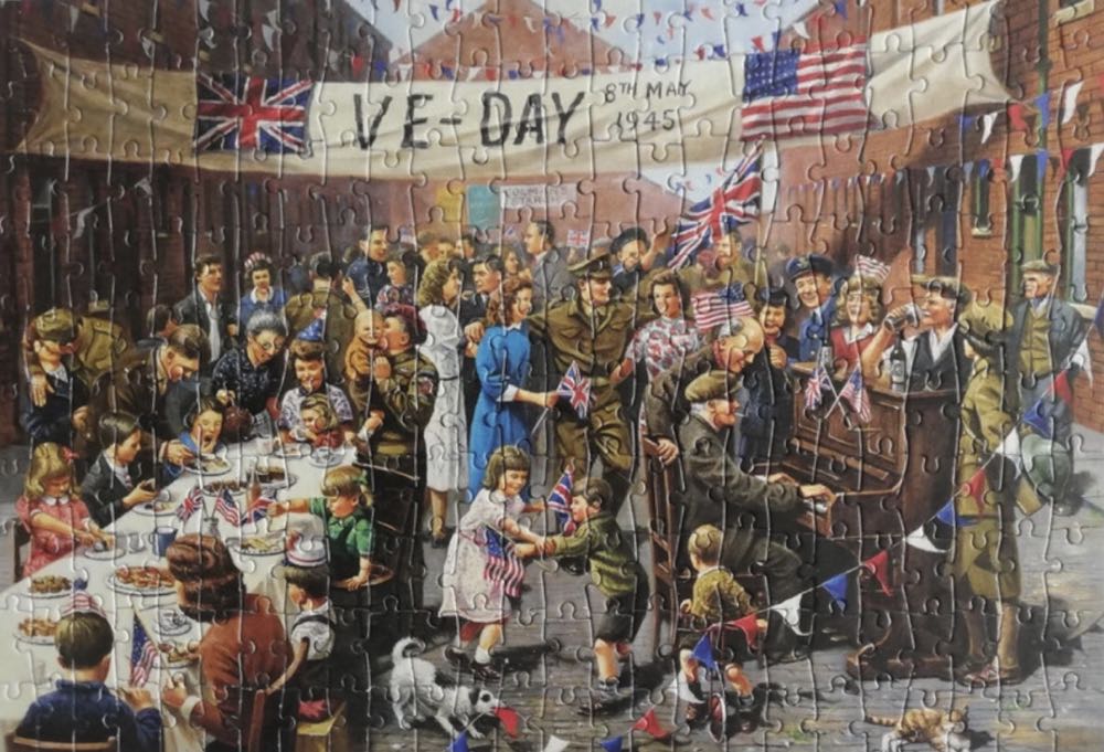 VE Day 🟦 - Gibsons puzzle collectible [Barcode 5012269027051] - Main Image 4