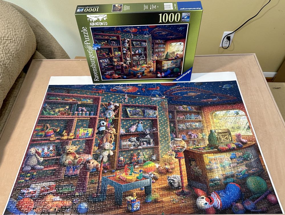 Tattered Toy Store - Ravensburger puzzle collectible [Barcode 4005556175086] - Main Image 3