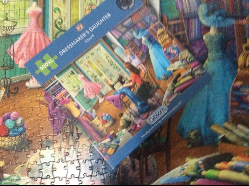 Dressmakers Daughter (Agnes €6,50) - Gibsons puzzle collectible [Barcode 5012269035438] - Main Image 4