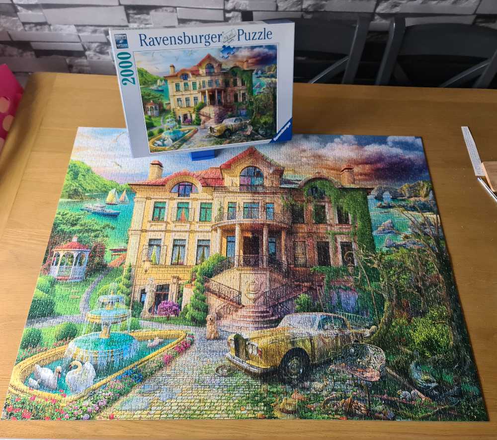 Cove Manor Echoes - Ravensburger puzzle collectible [Barcode 4005556174645] - Main Image 3