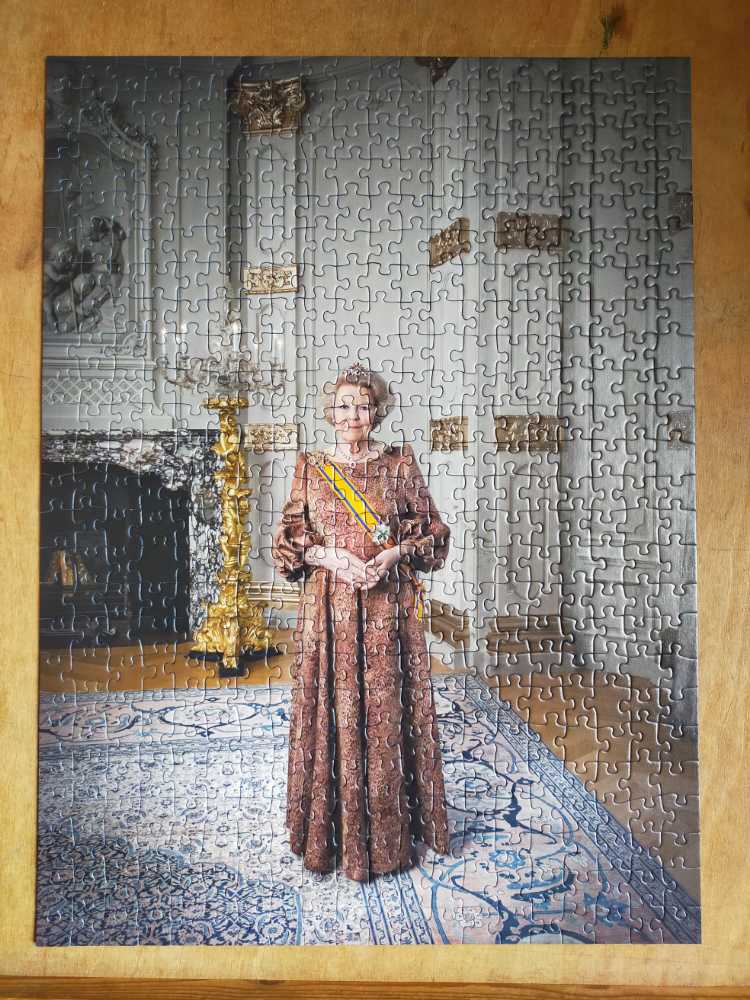 Koningin Beatrix. - Ravensburger puzzle collectible [Barcode 4005556143443] - Main Image 2