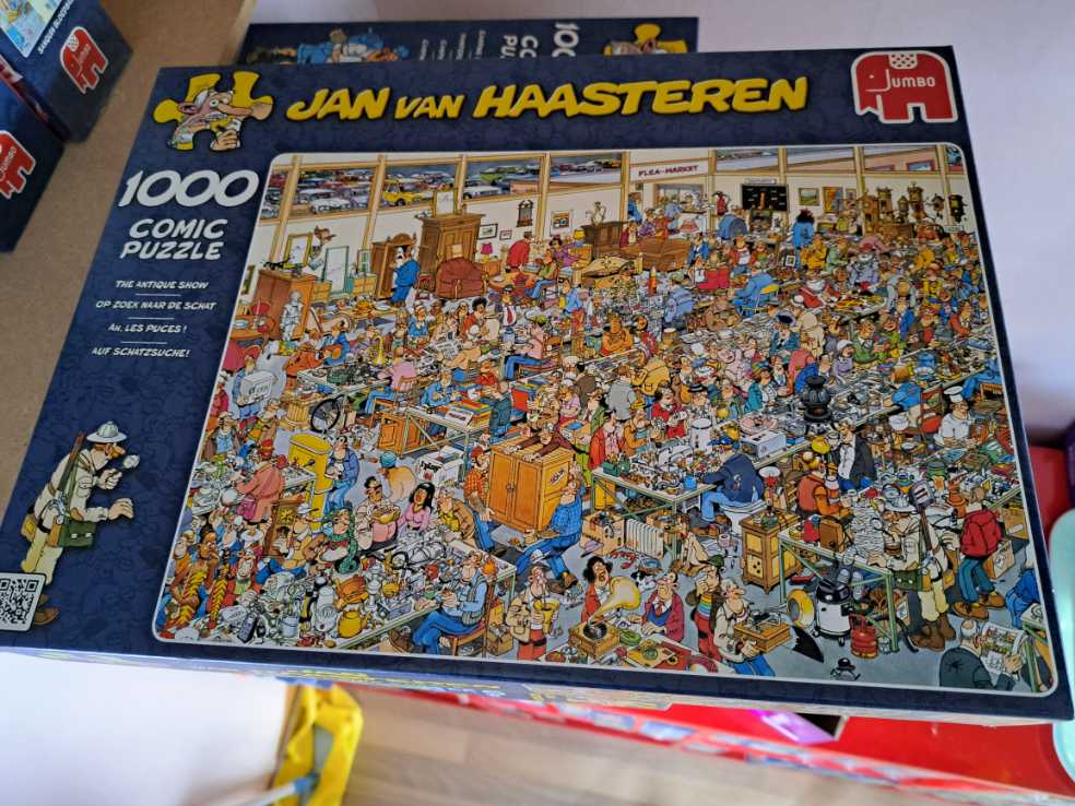 Jan van Haasteren. Op Zoek Naar De Schat/ The Antique Show - Jumbo puzzle collectible [Barcode 8710126018866] - Main Image 2