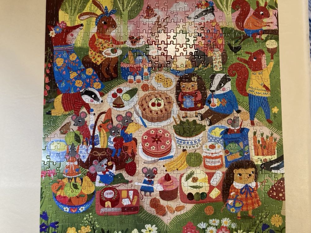 Woodland Picnic - Mudpuppy puzzle collectible [Barcode 9780735376298] - Main Image 4