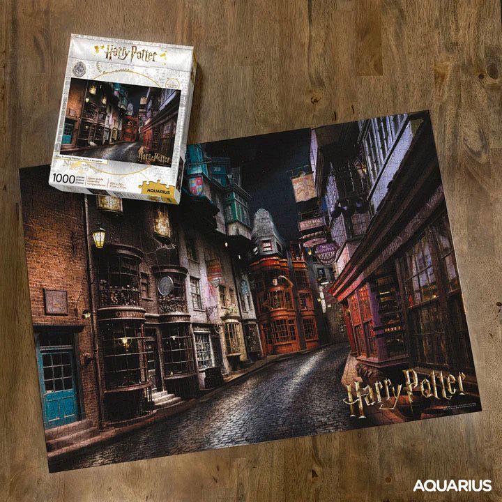 Harry Potter - Diagon Alley With Foiled Embellishment - Total Office Trading puzzle collectible [Barcode 5060693538872] - Main Image 2