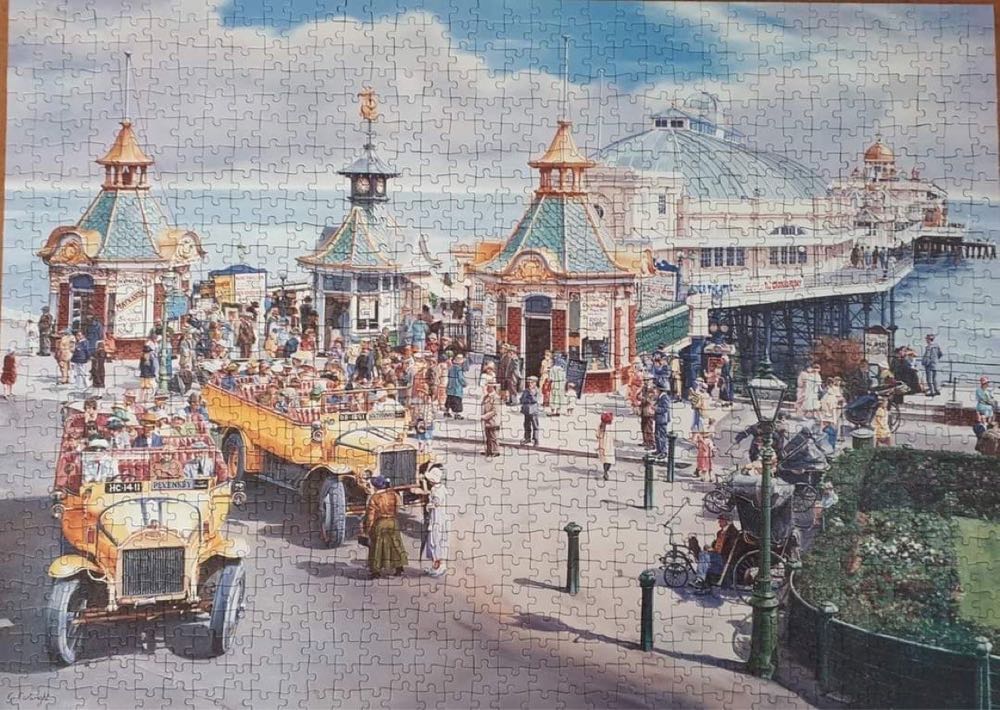 A Day Out In Eastbourne - Falcon de luxe puzzle collectible [Barcode 8710126150214] - Main Image 3